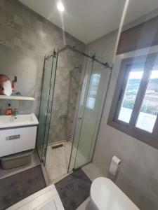 にあるGood Life Top House Btw Sea & Montainのバスルーム(シャワー、トイレ、シンク付)