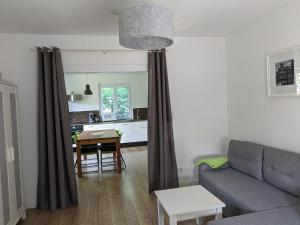 sala de estar con sofá y mesa en Gartenblick, en Reichenberg