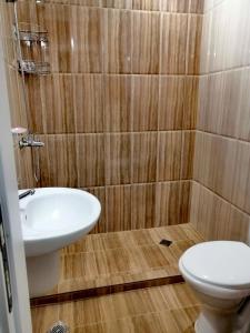 uma casa de banho com um WC e um lavatório em Хоризонт М em Sveti Vlas
