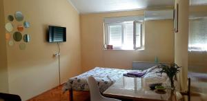 Un pat sau paturi într-o cameră la Apartman Ogledalo