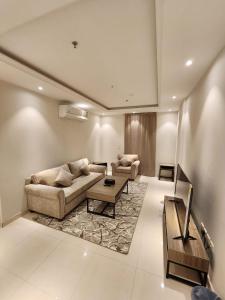 sala de estar con sofá y mesa de centro en المهيدب للوحدات السكنيه -رابغ, en Rabigh