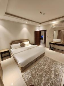 um quarto com uma cama grande e um piano em المهيدب للوحدات السكنيه -رابغ em Rabigh