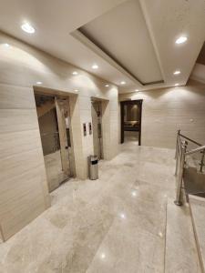La grande salle de bains est pourvue d'une douche et d'un lavabo. dans l'établissement المهيدب للوحدات السكنيه -رابغ, à Rabigh