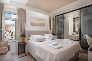 斯普利特Luxury rooms Le Prestige Few Minutes from Split's Iconic Waterfront的一间卧室，床上有两条毛巾