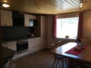 een keuken met een tafel en een eetkamer bij Ferienwohnung Sonnenschein in Galtür