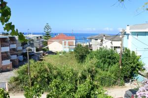 a view of a city with houses and the ocean at Maison Nikola Kanali in Kanali