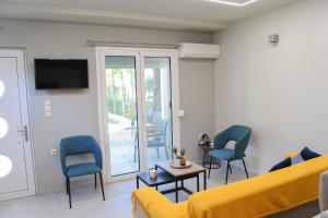 a living room with a yellow bed and chairs at Maison Nikola Kanali in Kanali
