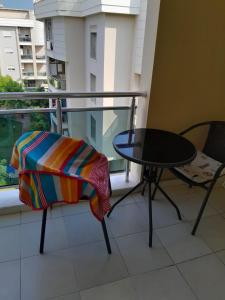 a table and a chair on a balcony at Denize Yakın Daire in Antalya