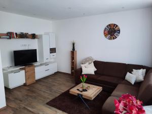 uma sala de estar com um sofá e uma televisão em FeWo - Zur Alten Wäscherei - Zentrumsnah - Garage inklusiv em Estugarda