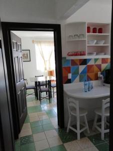 a room with a table and chairs and a kitchen at Departamento Mariposas in Oaxaca City