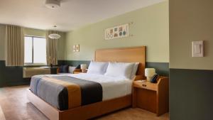une chambre d'hôtel avec un lit et une table avec un téléphone dans l'établissement Trailborn Rocky Mountains Outpost, à Estes Park