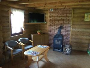 TV a/nebo společenská místnost v ubytování Domy z bali Debina