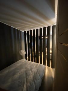モンティニー・ル・ブルトンヌーにあるSuite full Confort Netflix Wifiのベッドルーム(白いベッド1台、窓付)