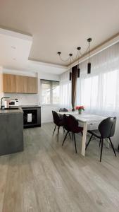 una cucina e una sala da pranzo con tavolo e sedie di 7 SKY UDINE a Udine