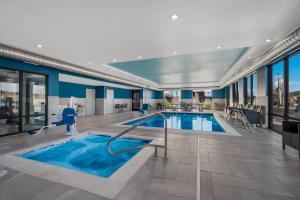 - une piscine dans le hall de l'hôtel avec une grande pièce dans l'établissement Hampton Inn By Hilton Williams, à Williams