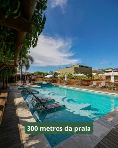 einen Pool mit Chaiselongue in einem Resort in der Unterkunft Carapitangui Pousada in Barra Grande