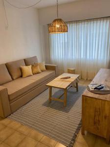 - un salon avec un canapé et une table dans l'établissement Tu depto en Mardel, à Mar del Plata