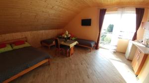 a bedroom with a bed and a table and a window at U BLIŹNIAKÓW pokoje gościnne in Gąski