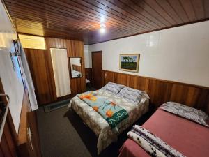 a small room with two beds and a window at A casa Girassol in Campos do Jordão