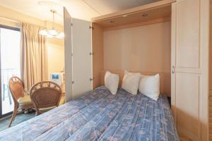 een slaapkamer met een groot bed in een kamer bij Studio w Balcony and Ocean View - Boardwalk One - 203 in Ocean City