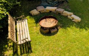 Draufsicht auf einen Grill und eine Bank in der Unterkunft Wie im Himmel in Hatzfeld