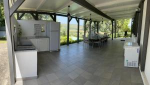 Amaroni的住宿－Tenuta di Quaranta，厨房和用餐区