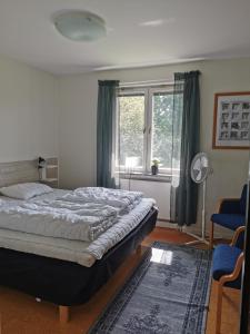 una camera con un grande letto e una finestra di Saxvikens vandrarhem a Mora