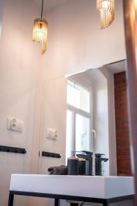 Cette chambre comprend un miroir et une table avec une cafetière. dans l'établissement Apartamenty sudeckie nad zalewem IV, à Sosnówka