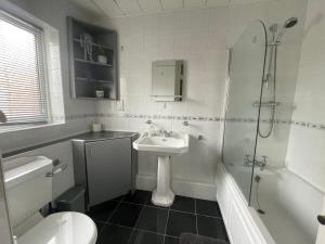 O baie la Geneva Cottage - close to Darlington train station +54 fotografii