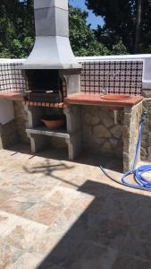 un banc installé au-dessus d'une terrasse en pierre dans l'établissement Casa Iris, à Conil de la Frontera