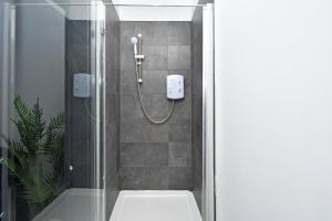 y baño con ducha y puerta de cristal. en Adventure Place by YourStays en Stoke on Trent