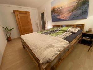 - une chambre avec un grand lit et un cadre en bois dans l'établissement Kutscherwohnung, à Kiel