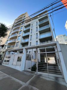 un gran edificio de apartamentos con puertas abiertas en Moderno y hermoso semi piso en Playa Grande en Mar del Plata