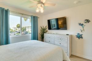 Schlafzimmer mit einem Bett, einem TV und einem Fenster in der Unterkunft Gulf Shores Condo with Private Balcony on the Beach! in Gulf Highlands