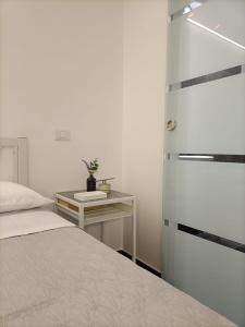 Un dormitorio con una cama y una mesa con un cajón en Casa degli Scalzi 43 en Nápoles