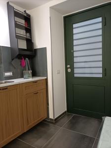 Una puerta verde en una cocina con encimera en Casa degli Scalzi 43 en Nápoles