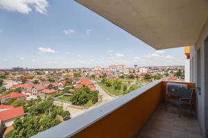 ein Balkon mit Blick auf die Stadt in der Unterkunft Creamy Wood Haven in Oradea