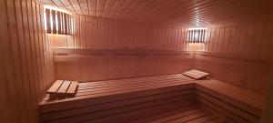 sauna z ławką i oświetleniem w obiekcie Chata Lipka w mieście Králíky