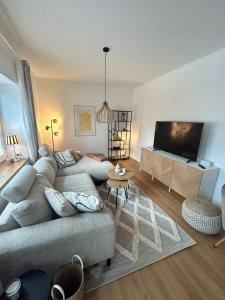a living room with a couch and a flat screen tv at Noorden Stuuv in Wittenborn