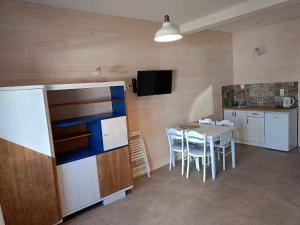 - une cuisine et une salle à manger avec une table et des chaises dans l'établissement Rybacki Domek 50 metrów do morza!, à Dziwnów