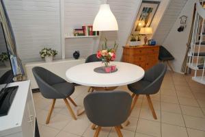 ダンプにあるZeltdachhaus _ grosses Grundstueckのキッチン(白いテーブル、椅子、花のテーブル付)