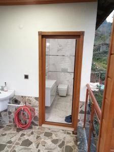 La salle de bains est pourvue de toilettes et d'un miroir. dans l'établissement Kulaksız Köşk Villa, à Rize