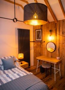 1 dormitorio con cama y escritorio con espejo en The Woods at Whitepark Bay, en Ballintoy