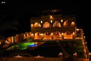 Πισίνα στο ή κοντά στο Golden House