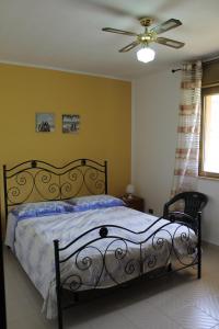 Postel nebo postele na pokoji v ubytování Villa Giù, indipendent villa near airport and sea