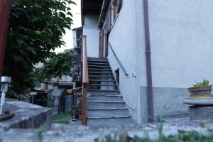 um conjunto de escadas que levam a um edifício em Appartamento Valentina em Levico Terme
