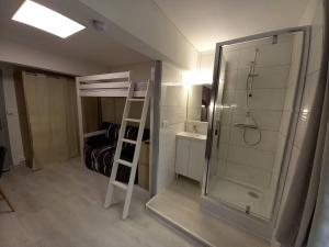 Uma ou mais camas em beliche em um quarto em Charmant Studio Centre de Foix (3e étage)