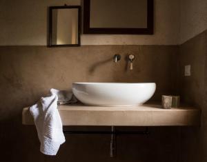biała umywalka na blacie w łazience w obiekcie Agriturismo I Pini w mieście San Gimignano