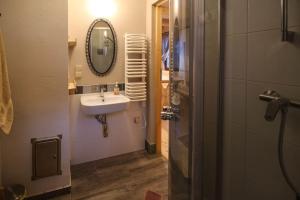 a bathroom with a sink and a mirror at Domek w górach SmoLenisko in Nowy Targ