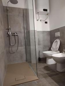 een badkamer met een douche en een toilet bij Nel mezzo del cammin in Brindisi